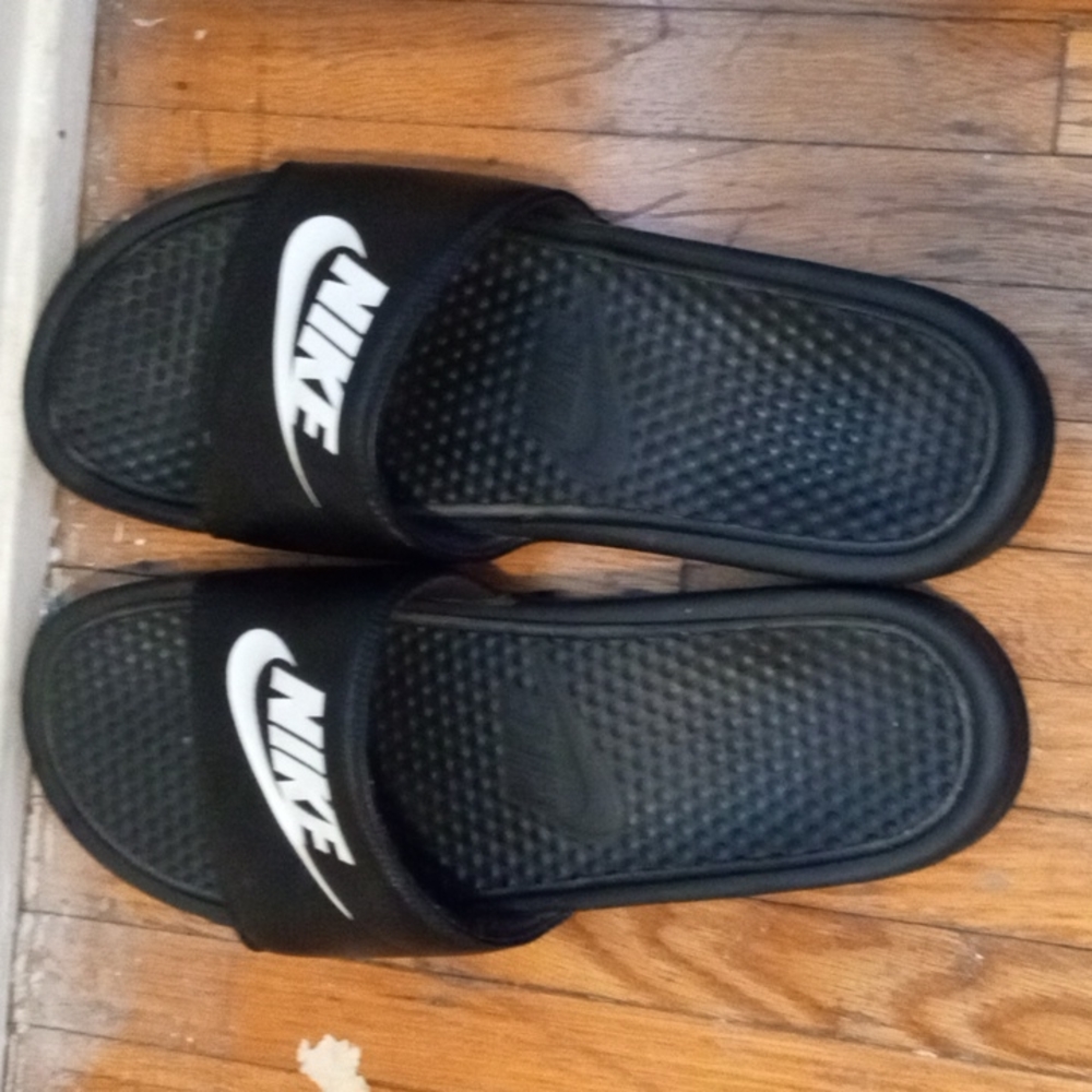 This are a size 9 in men Nike slide